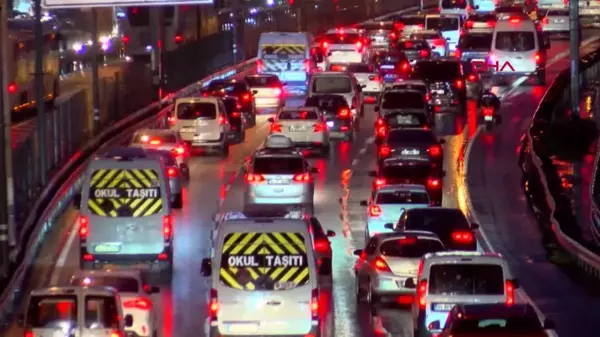 İstanbul'da Yağışlı Hava Trafikte Yoğunluğa Neden Oldu