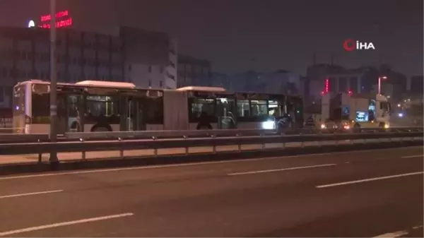 Okmeydanı'nda metrobüs reklam panosuna çarptı: 1 yaralı