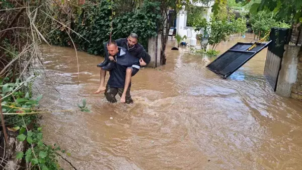 Bodrum'da Sağanak Yağış Sonucu Dere Taştı, Mahsur Kalanlar Kurtarıldı