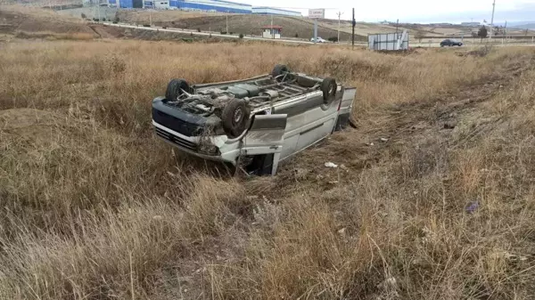 Çorum'da Lastiği Patlayan Minibüs Şarampole Devrildi