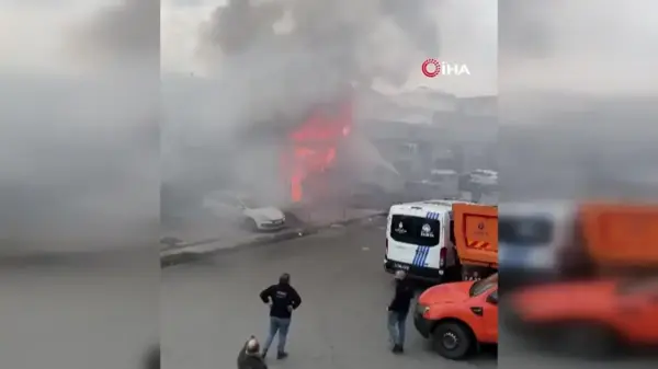 Oto tamircide korkutan yangın: Araçları forklift ile kurtardılar