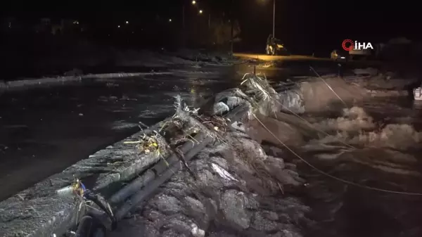 Çanakkale'de Kepez deresi taştı, sahil yolu trafiğe kapatıldı