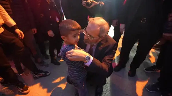 Tarsus Belediye Başkanı Dr. Haluk Bozdoğan, mahalle ziyaretleri sırasında çocuğa ilk müdahaleyi yaptı