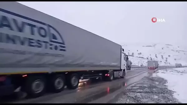 Erzurum'da kar yağışı trafik kazalarına neden oldu