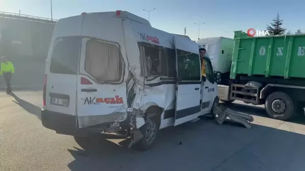 Eskişehir'de işçi servislerinin karıştığı kazada 10 kişi yaralandı