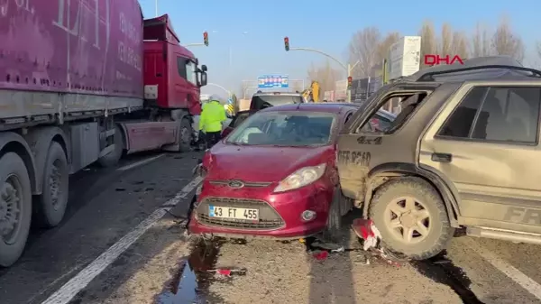 Kütahya'da 8 aracın karıştığı zincirleme trafik kazasında 4 kişi yaralandı