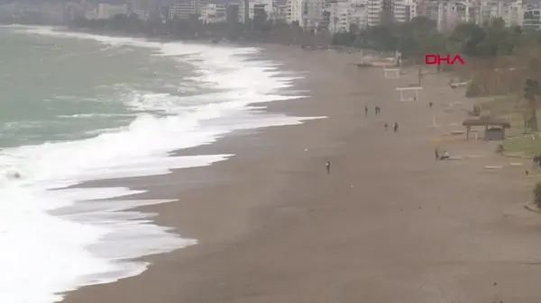 Antalya'da şiddetli rüzgar ve dev dalgalar