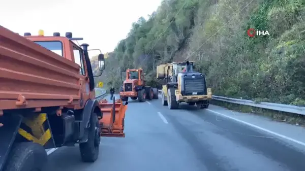 Artvin'de heyelan: Karayolu ulaşıma kapandı