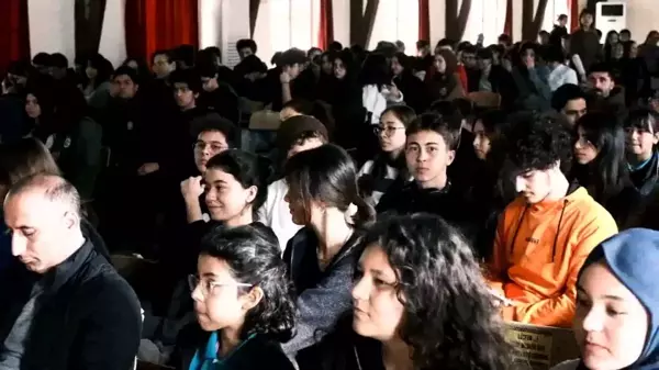 Ünlü piyanist Gülsin Önay, Aksu Fen Lisesi'nde öğrencilere konser verdi