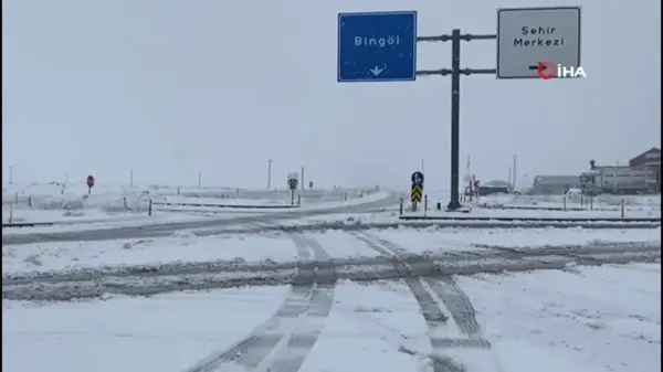 Karlıova'da beklenen kar yağdı, ilçe tamamen beyaza büründü