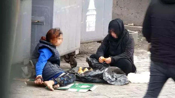 Karaköy'de çöpten yemek yeme numarasıyla duygu sömürüsü yapan dilenciler yakalandı