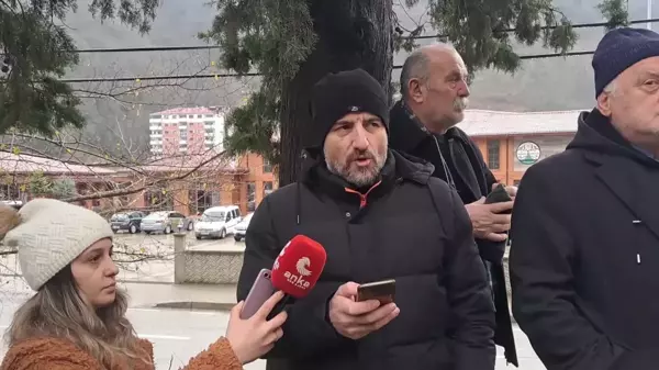 Sol Parti Borçka İlçe Örgütü, Erkan Uzuneminağaoğlu'nu mezarı başında andı