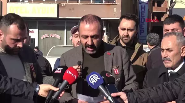 Bitlis'te Gaziler ve Şehit Aileleri Vakfı Üyeleri HDP İl Binası Önünde Basın Açıklaması Yaptı