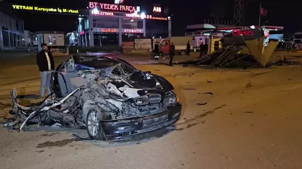 Adana'da Otomobil ile Kamyonet Çarpıştı: 1 Ölü, 3 Yaralı