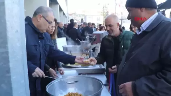 BURDUR'da şehitler için lokma dağıtılırken dua edildi