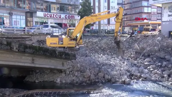 Rize'de selde zarar gören köprüler yıkılıyor