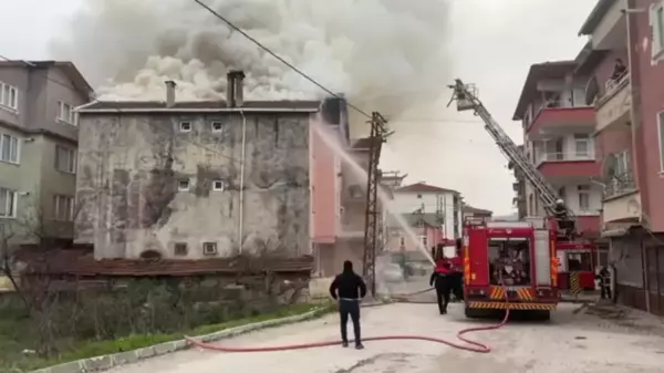 Tokat'ta 3 katlı ev yandı, vatandaşlar merakla izledi