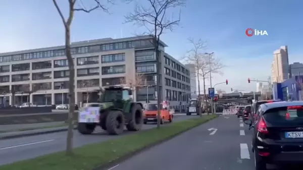 Alman çiftçiler traktörlü eylemle hükümetin tarım politikalarını protesto etti