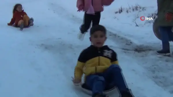 Şırnak'ta çocuklar leğen ve tepsilerle kayak yapmanın keyfini çıkardı