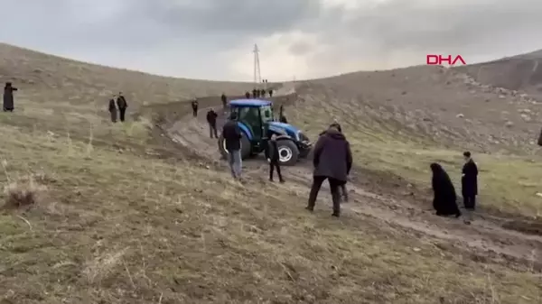 İstanbul Büyükşehir Belediyesi'ne ait otobüs çamura saplandı