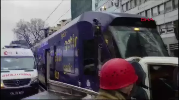 KARAKÖY'DE TRAMVAY KAMYONETE ÇARPTI: 1 YARALI