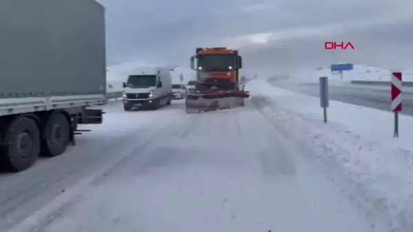 Van'ın Çaldıran ilçesindeki Tendürek Geçidi yoğun kar ve tipi nedeniyle kapandı