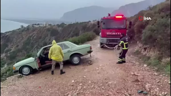 Uçurumdan yuvarlanmaya ramak kala durmayı başaran otomobili itfaiye ekipleri kurtardı