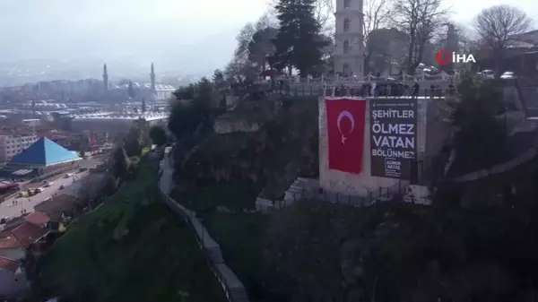 Bursa'da Şehitler İçin Türk Bayrağı ve Pankart Asıldı