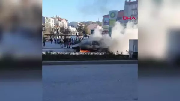 Burdur'da Kırmızı Işıkta Bekleyen Otomobil Yangında Kullanılamaz Hale Geldi