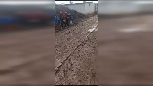 Şanlıurfa'da öğrencilerin çamurlu okul yolu tepki çekiyor