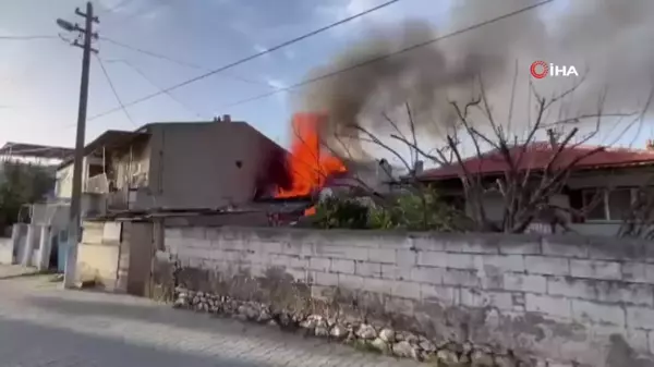 İzmir'de müstakil ev alevlere teslim oldu