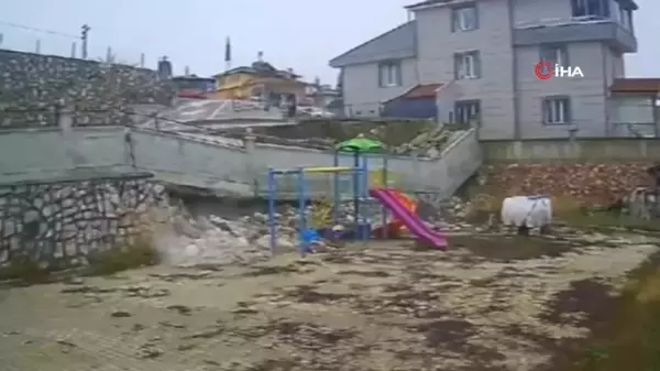 Tokat'ta oyun parkına istinat duvarı çöktü, faciadan dönüldü