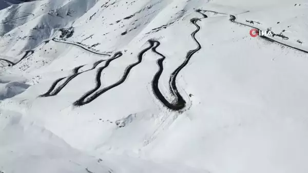 Uludere'de yılan gibi kıvrılarak ilerleyen yol kartpostallık görüntü oluşturdu