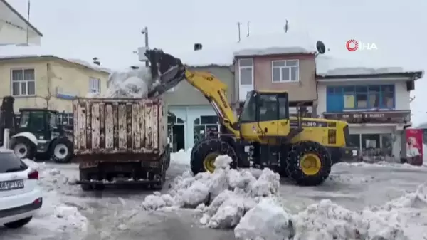 Karlıova'da iki hafta içinde 500 kamyon kar ilçe dışına atıldı