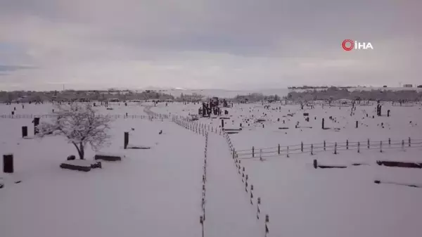 Ahlat Selçuklu Meydan Mezarlığı Karla Bütünleşti