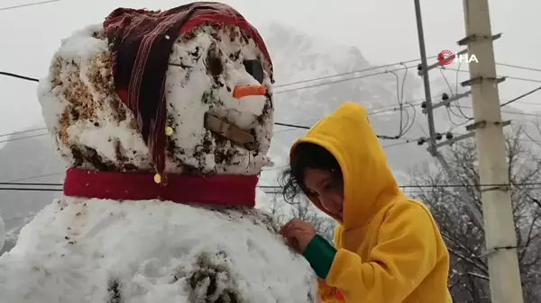 Erzurum'da çocuklar kardan kadın yaptılar