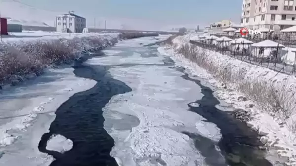 Erzurum'da Aras Nehri dondu