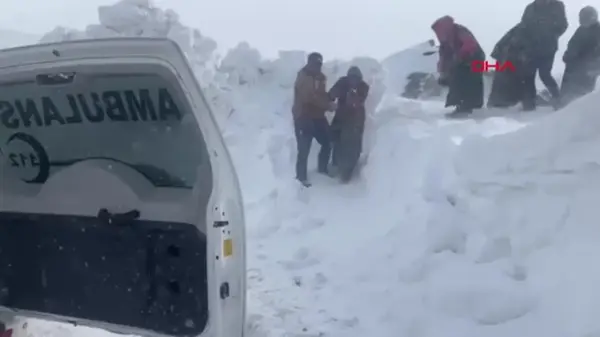 Yoğun kar yağışı altında doğum yaptı