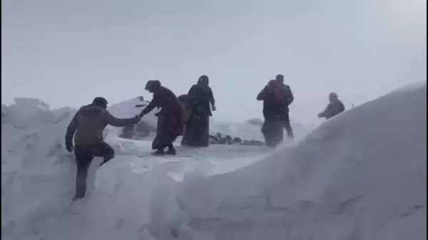 Karla Kaplı Yol Açılarak Doğum Yapacak Kadının Ambulansa Ulaşması Sağlandı