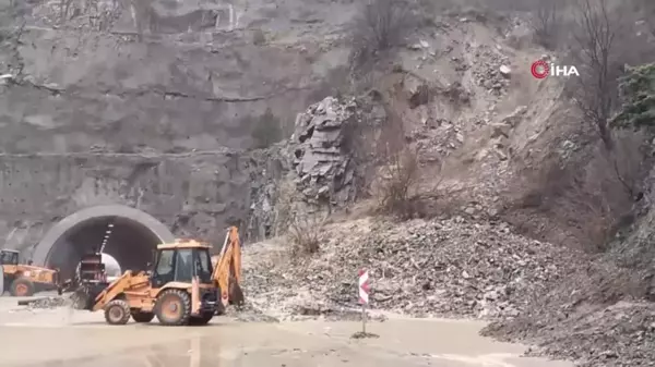 Borçka-Hopa karayolu heyelan nedeniyle ulaşıma kapandı