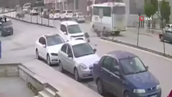 Amasya'da motosikletin hafif ticari araçla çarpıştığı kaza kamerada: 1 yaralı