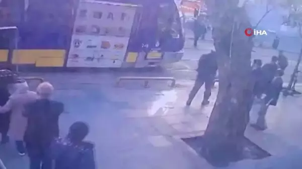 Sultanahmet'te tramvay yayaya çarptı: O anlar kamerada