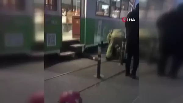 Torununu kurtarmak isterken tramvayın altında kalarak hayatını kaybetmişti... Kaza anının görüntüleri ortaya çıktı