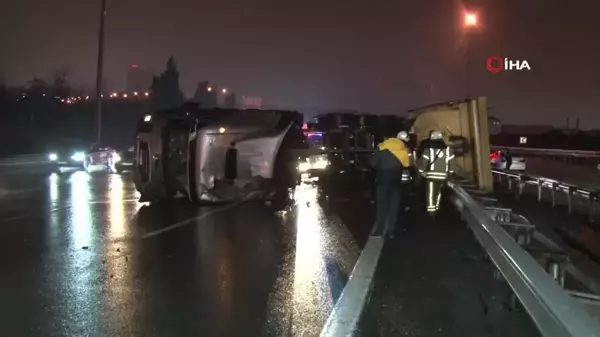 Bağcılar TEM Otoyolu'nda mıcır yüklü kamyon bariyerlere çarpıp yan yattı