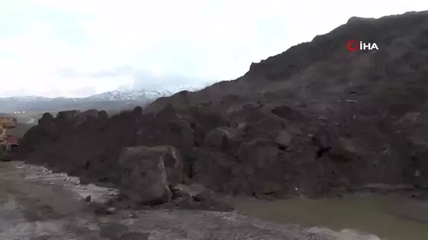 Heyelan sonucu karayoluna inen toprak yığını kaldırıldı