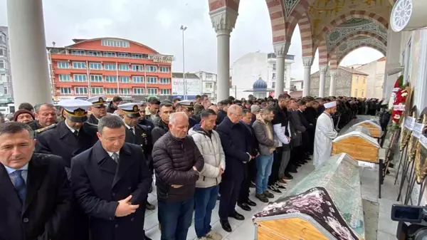 Aynı Günde Vefat Eden Dede ve Torun İzmit'te Son Yolculuğuna Uğurlandı