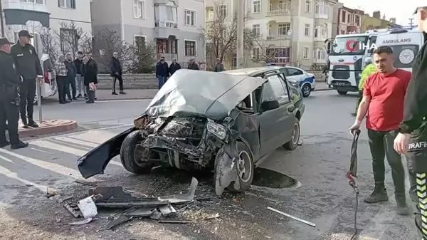 Kırmızı ışıkta bekleyen minibüse otomobil çarptı: 1 ölü, 2 yaralı