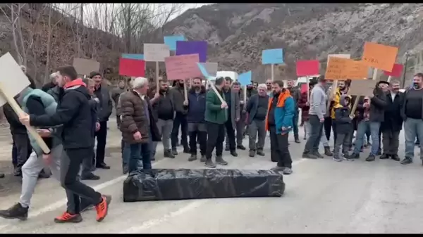 Artvin- Ardahan karayolunda tabutlu eylem: Yol medeniyettir