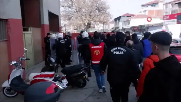 Maç öncesi ortalık karıştı: Polise zorluk çıkaran taraftara gözaltı