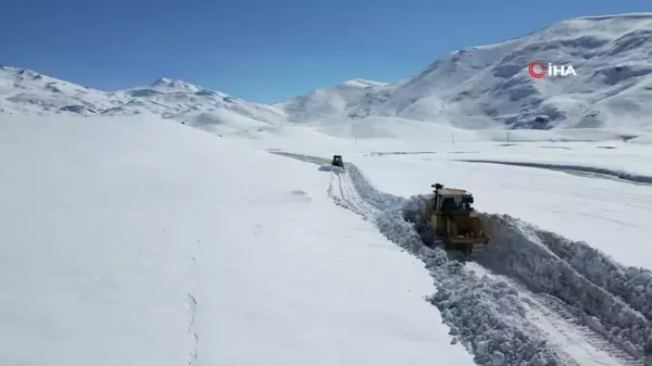 Beytüşşebap'ta dozerler karlı yollarda ilerlemekte güçlük çekiyor